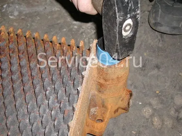 Установка нипеля в чугунную секцию 